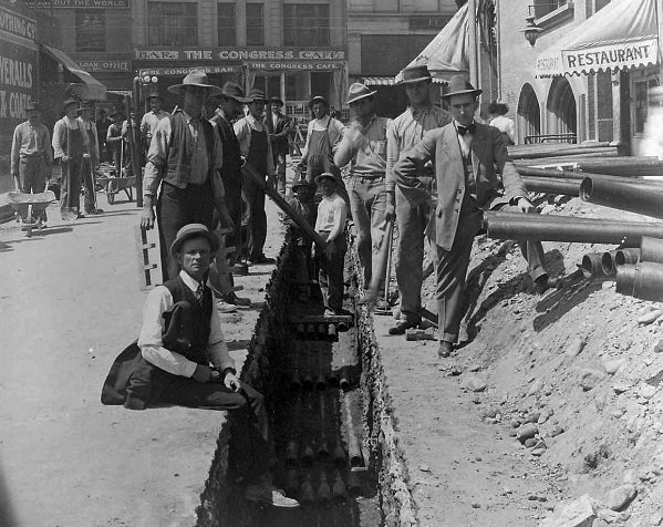 Primeira usina elétrica sendo construída.