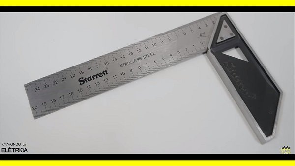 O esquadro pode ter vários tamanhos, o mais comum é o esquadro de 30cm.
