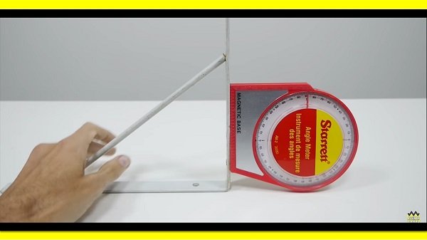 Alguns modelos possui um imã para ficar fixo em peças metálicas.