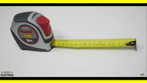 A trena basicamente é uma fita métrica metálica.