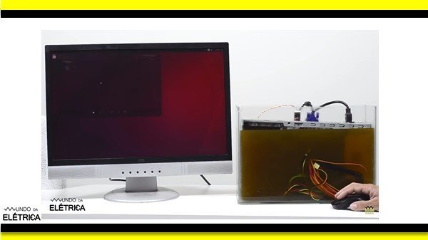 Computador funcionando normalmente mesmo molhado.