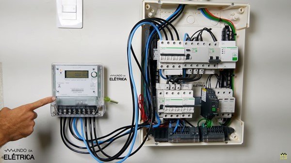 Instalação de medidor de energia.