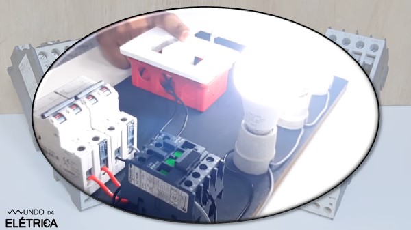Ao acionar o interruptor, o contator retrai a bobina fechando os contatos e acende as lâmpadas.