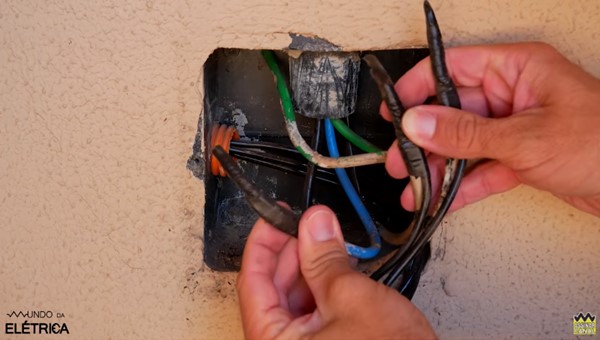 Emenda de Cabos com Conector Split Bolt.