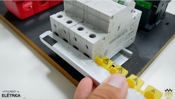 Comando para o Sensor acender várias Lâmpadas.