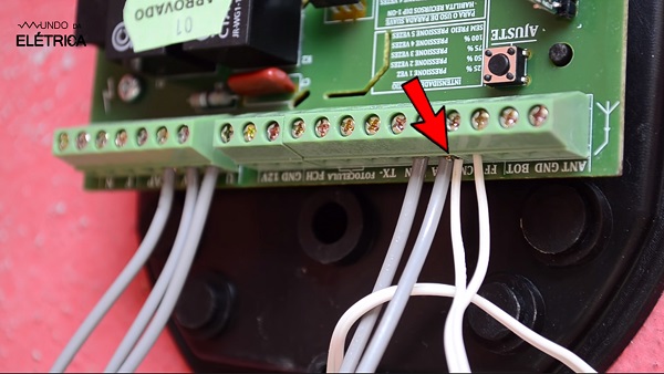 Aprenda a instalar o conjunto do motor de um portão basculante!