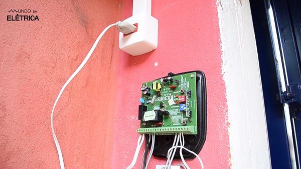 Aprenda a instalar o conjunto do motor de um portão basculante!