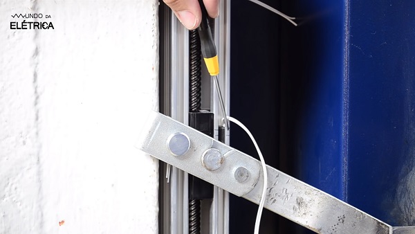 Aprenda a instalar o conjunto do motor de um portão basculante!